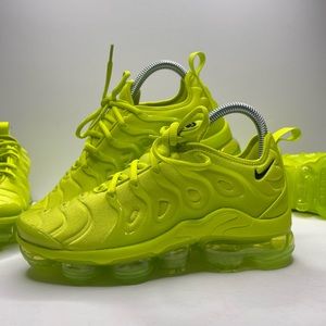 Nike vapor Max plus color green Women's Size 6